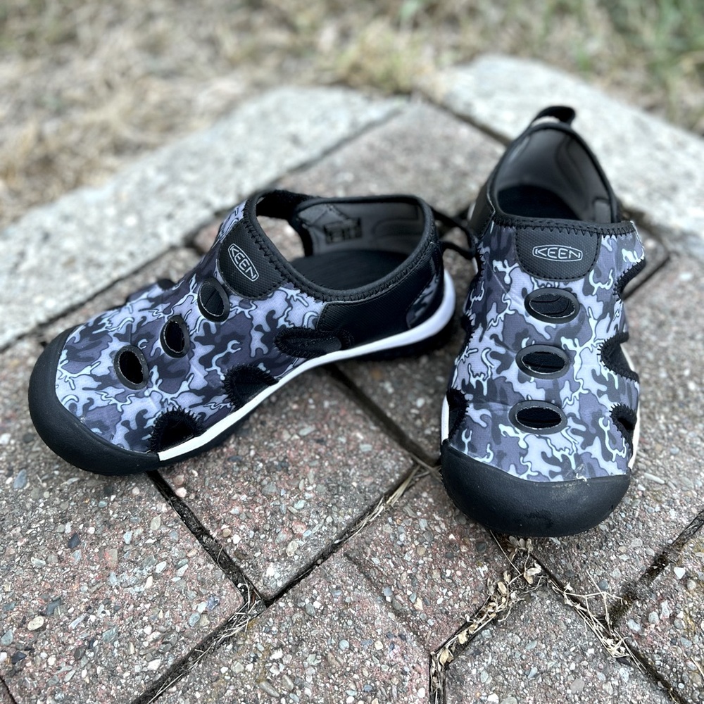 Keen - Little Kids Stingray Sandal in black/camo - Picture 1 of 5